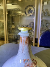 Une bouteille de pharmacie en porcelaine Arita de Japon d&eacute;cor&eacute;e de style Kakiemon aux Pays-Bas, Edo, 17/18&egrave;me